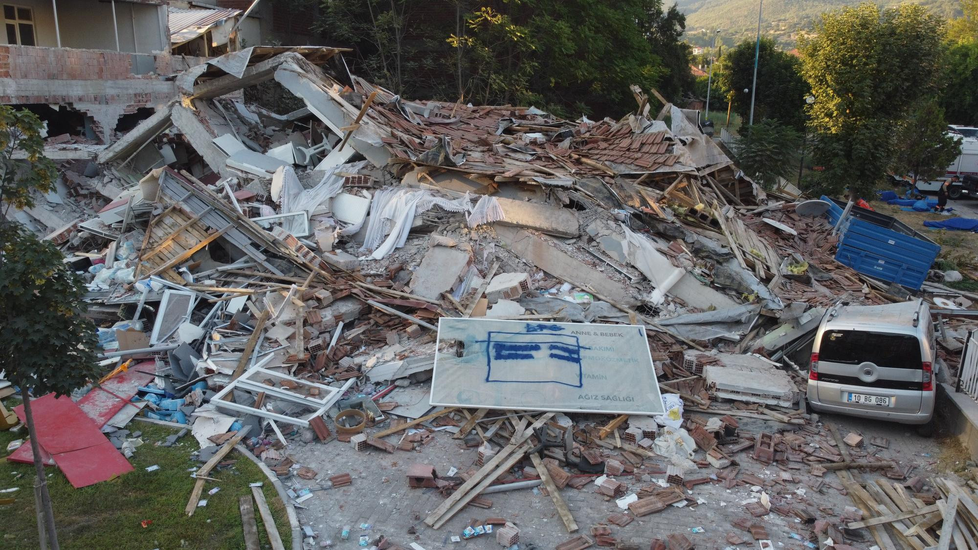 Balıkesirdeki 6.1lik depremin yarattığı hasar ajans fotoğraflarına böyle yansıdı