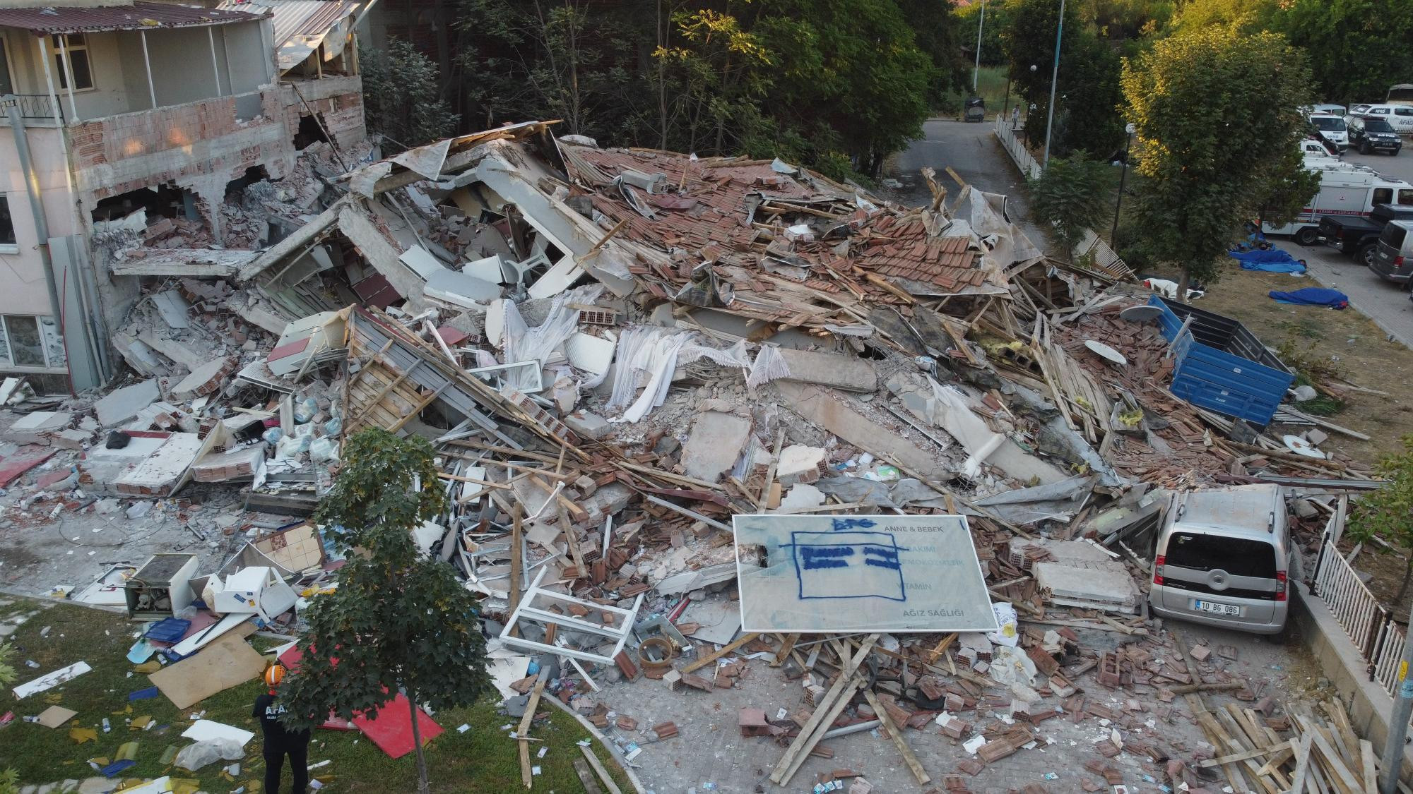 Balıkesirdeki 6.1lik depremin yarattığı hasar ajans fotoğraflarına böyle yansıdı