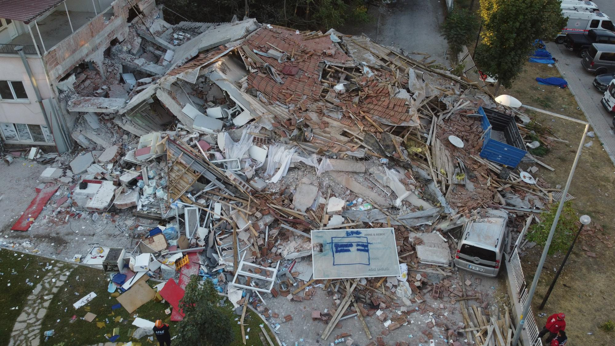 Balıkesirdeki 6.1lik depremin yarattığı hasar ajans fotoğraflarına böyle yansıdı