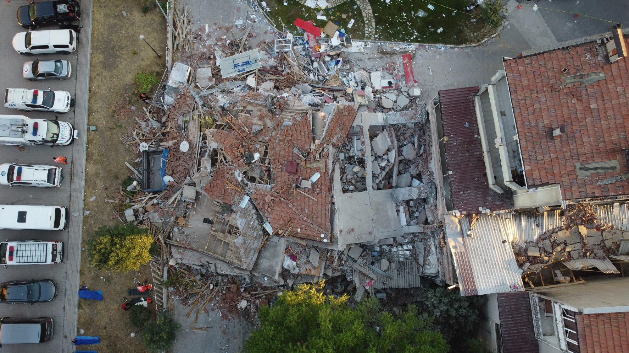 Balıkesirdeki 6.1lik depremin yarattığı hasar ajans fotoğraflarına böyle yansıdı