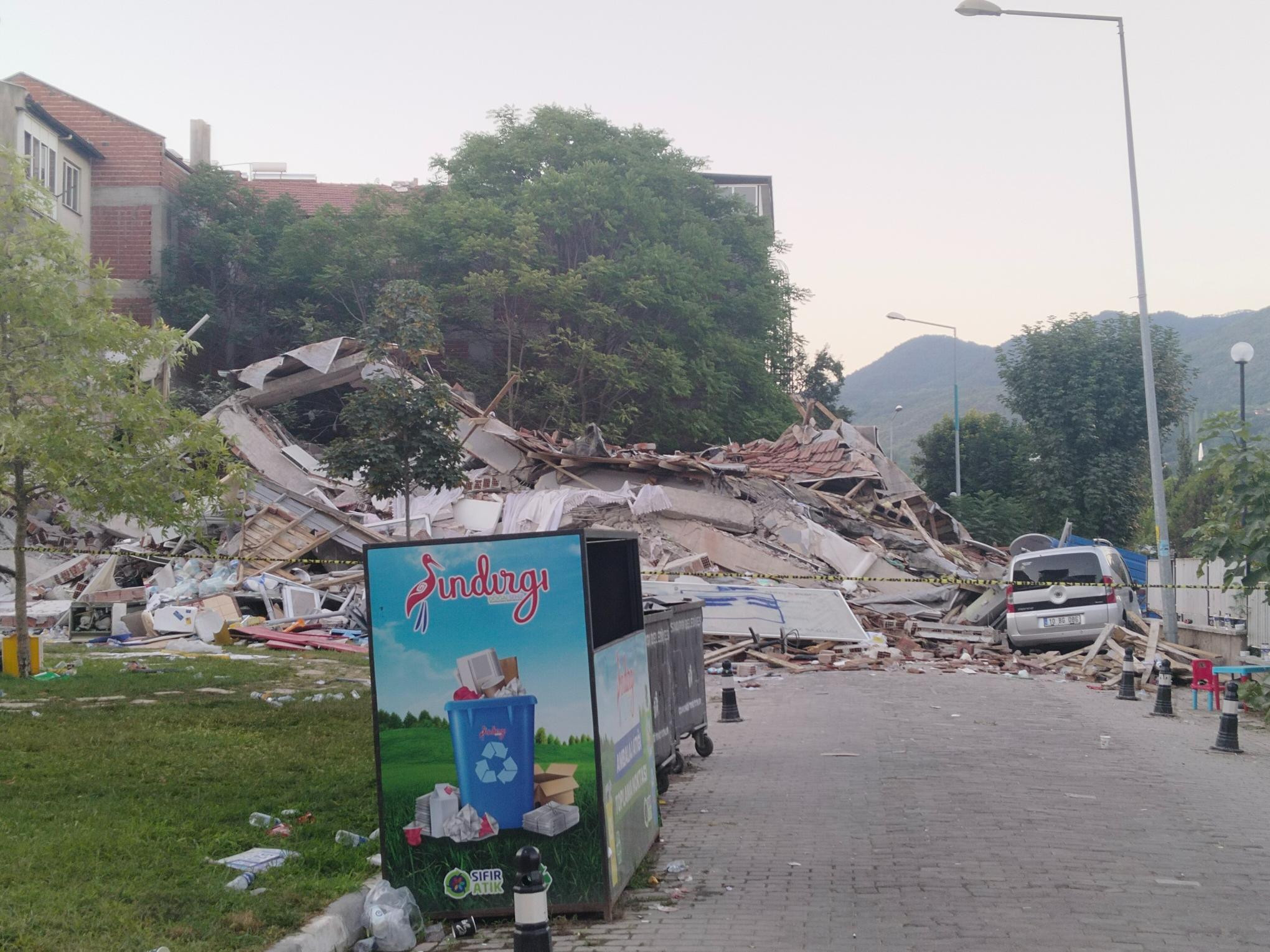 Balıkesirdeki 6.1lik depremin yarattığı hasar ajans fotoğraflarına böyle yansıdı