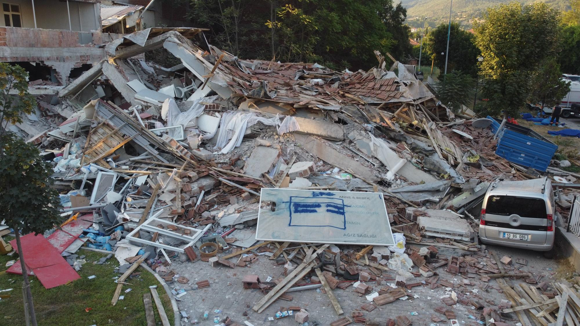 Balıkesirdeki 6.1lik depremin yarattığı hasar ajans fotoğraflarına böyle yansıdı