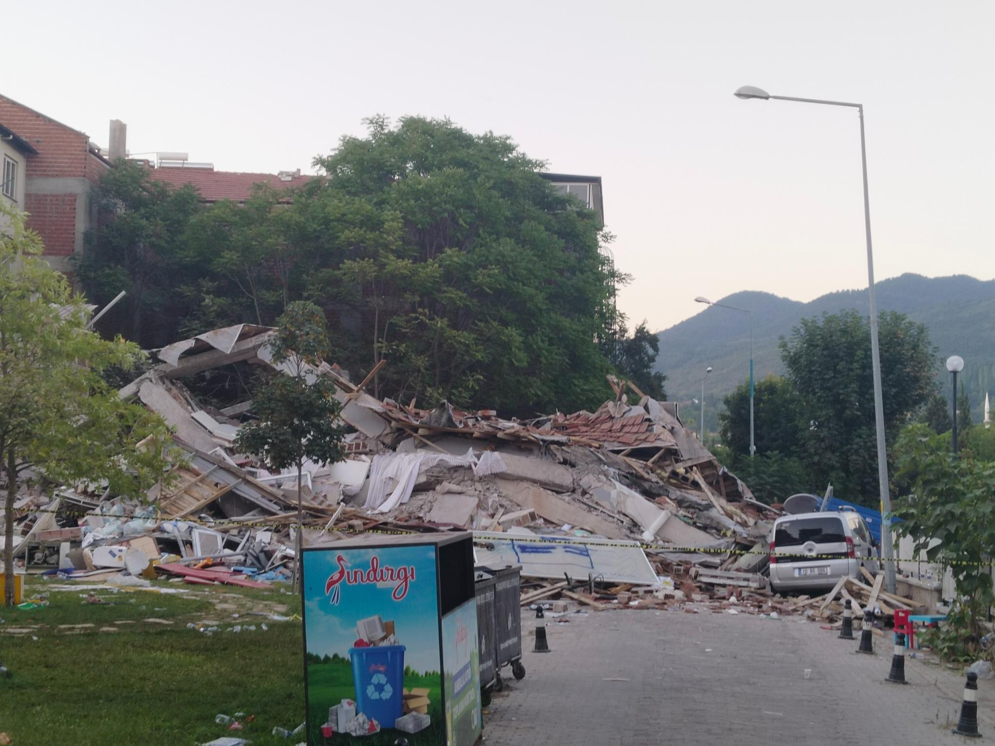 Balıkesirdeki 6.1lik depremin yarattığı hasar ajans fotoğraflarına böyle yansıdı