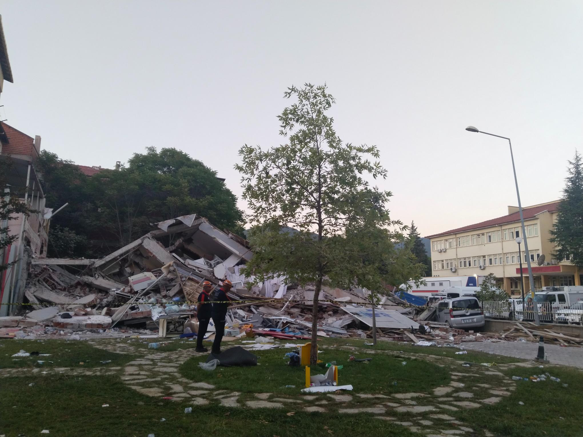 Balıkesirdeki 6.1lik depremin yarattığı hasar ajans fotoğraflarına böyle yansıdı