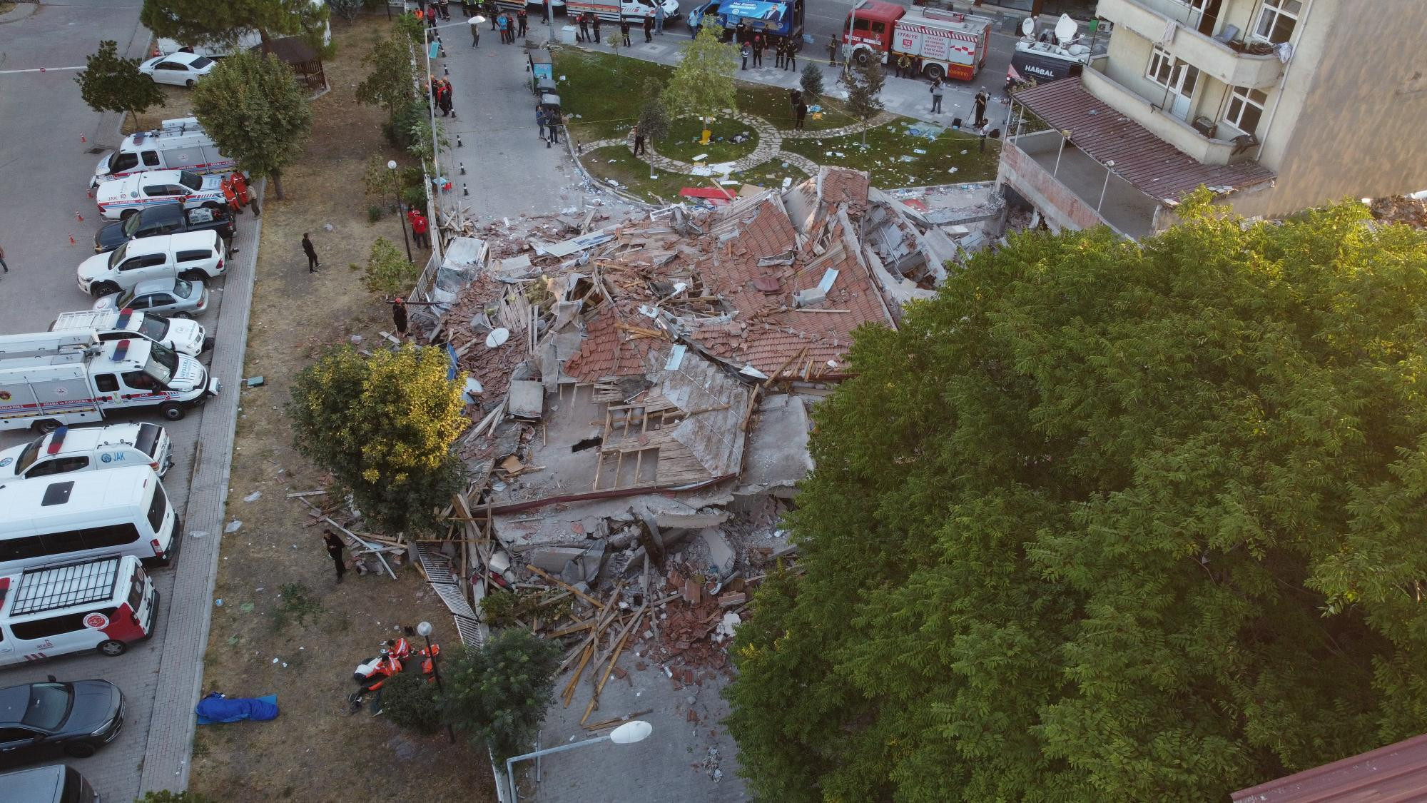 Balıkesirdeki 6.1lik depremin yarattığı hasar ajans fotoğraflarına böyle yansıdı