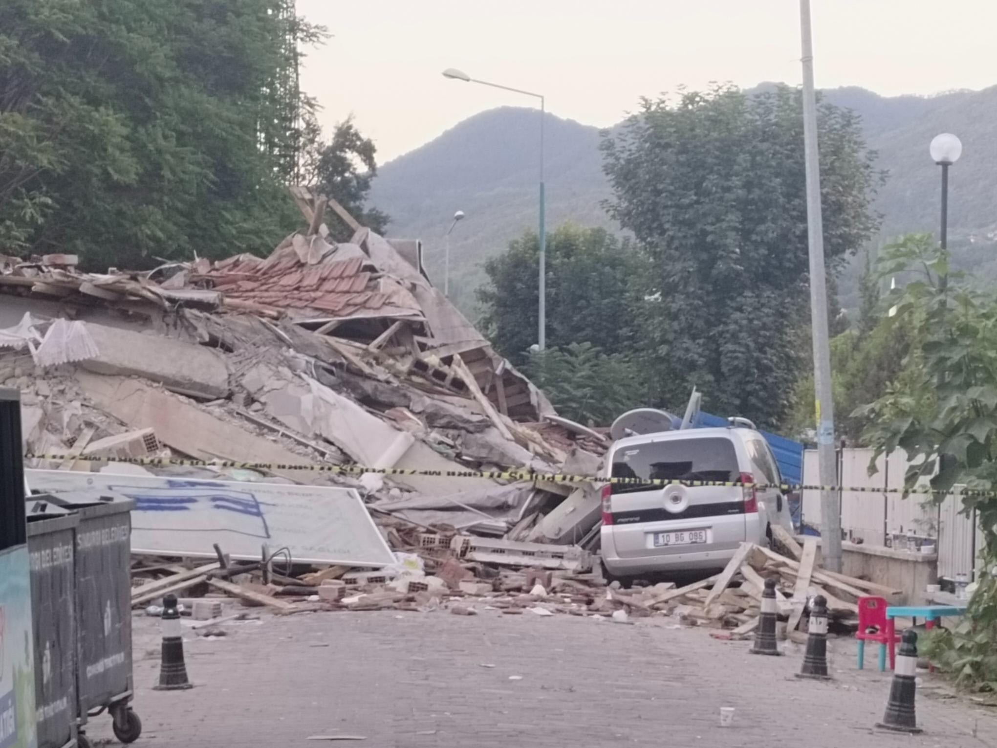 Balıkesirdeki 6.1lik depremin yarattığı hasar ajans fotoğraflarına böyle yansıdı