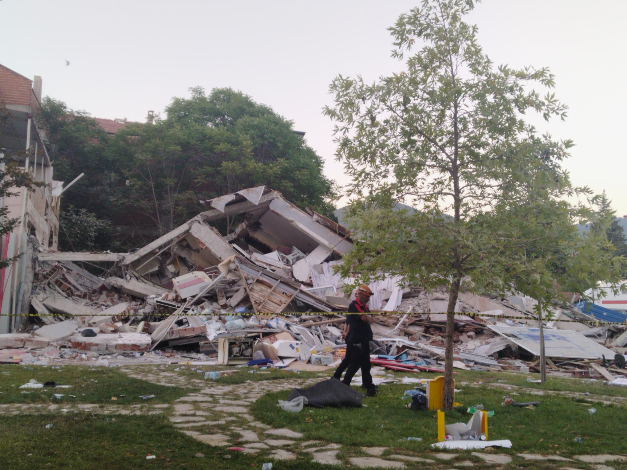 Balıkesirdeki 6.1lik depremin yarattığı hasar ajans fotoğraflarına böyle yansıdı