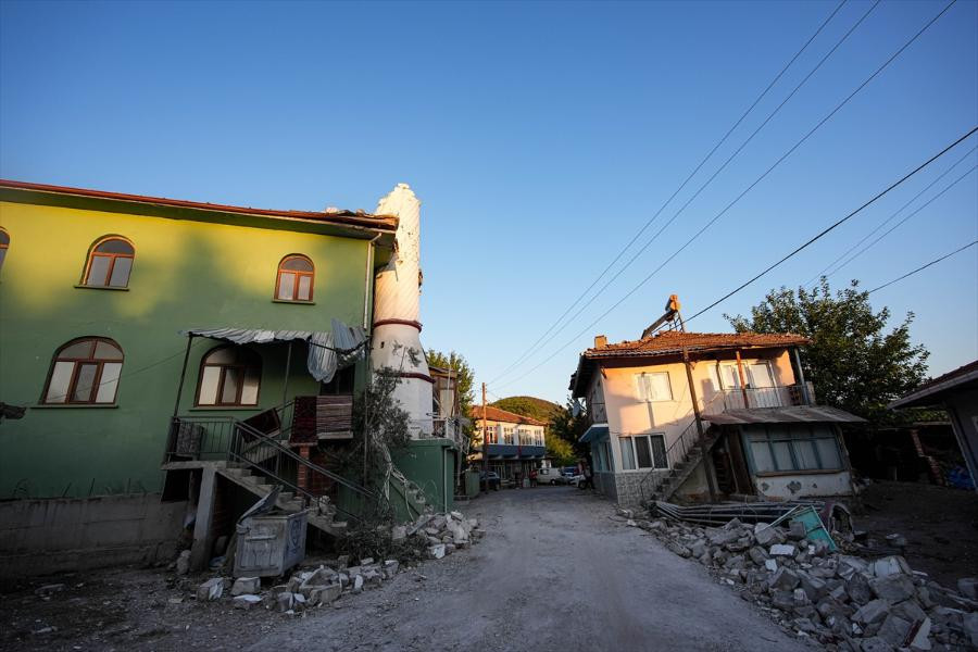 Balıkesirdeki 6.1lik depremin yarattığı hasar ajans fotoğraflarına böyle yansıdı