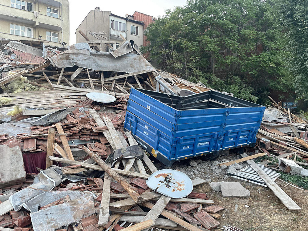 Balıkesirdeki 6.1lik depremin yarattığı hasar ajans fotoğraflarına böyle yansıdı