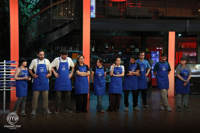 MASTERCHEF MAVİ TAKIM KAPTANI KİM OLDU, KİM KAZANDI 11 Ağustos 2025 Pazartesi (Son bölüm) | Dün akşam MasterChef kaptanlık oyununu kim kazandı, yeni takımlar nasıl kuruldu 3 isim kadroya dahil oldu İşte bu haftanın kırmızı ve mavi takım yarışmacıları