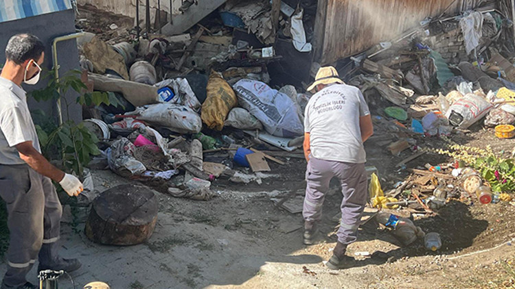 Kötü koku nedeniyle mahalleliler şikayet etti! Evden tam 20 kamyon çöp çıktı
