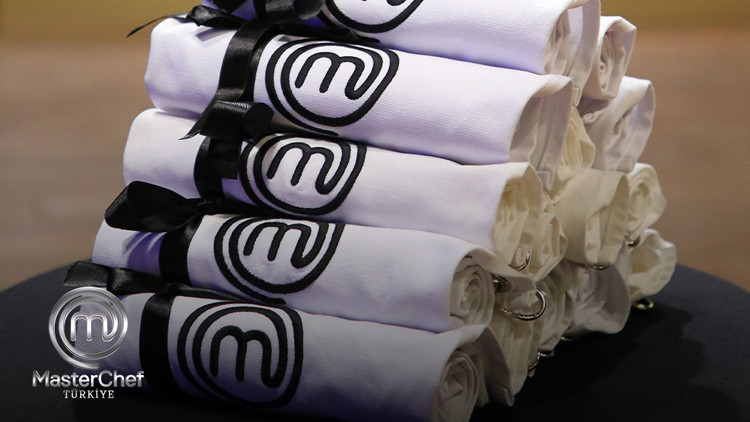 MasterChef'te haftanın kaptanları ve takımları belli oldu! Dün akşam (18 Ağustos) MasterChef’te kaptanlık oyununu kim kazandı, mavi takım kaptanı ve kırmızı takım kaptanı kim oldu? MasterChef son bölüm detayları