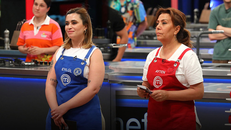 MasterChef'te haftanın kaptanları ve takımları belli oldu! Dün akşam (18 Ağustos) MasterChef’te kaptanlık oyununu kim kazandı, mavi takım kaptanı ve kırmızı takım kaptanı kim oldu? MasterChef son bölüm detayları