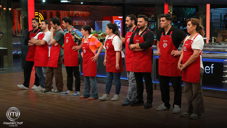 MasterChef'te haftanın kaptanları ve takımları belli oldu! Dün akşam (18 Ağustos) MasterChef’te kaptanlık oyununu kim kazandı, mavi takım kaptanı ve kırmızı takım kaptanı kim oldu? MasterChef son bölüm detayları