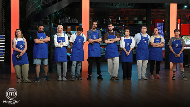 MasterChef'te haftanın kaptanları ve takımları belli oldu! Dün akşam (18 Ağustos) MasterChef’te kaptanlık oyununu kim kazandı, mavi takım kaptanı ve kırmızı takım kaptanı kim oldu? MasterChef son bölüm detayları