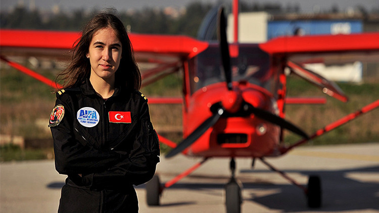 Türkiye'nin en genç pilotu Defne TIME'a adını yazdırdı... "Kızlar hayallerinden vazgeçmemeli"