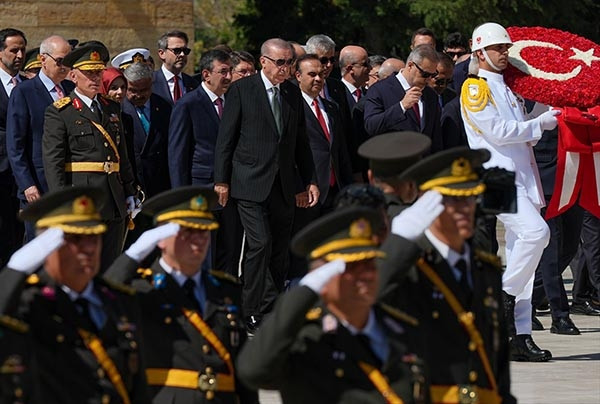 Büyük Zaferin 103. yılı... Devlet erkanı Anıtkabiri ziyaret etti