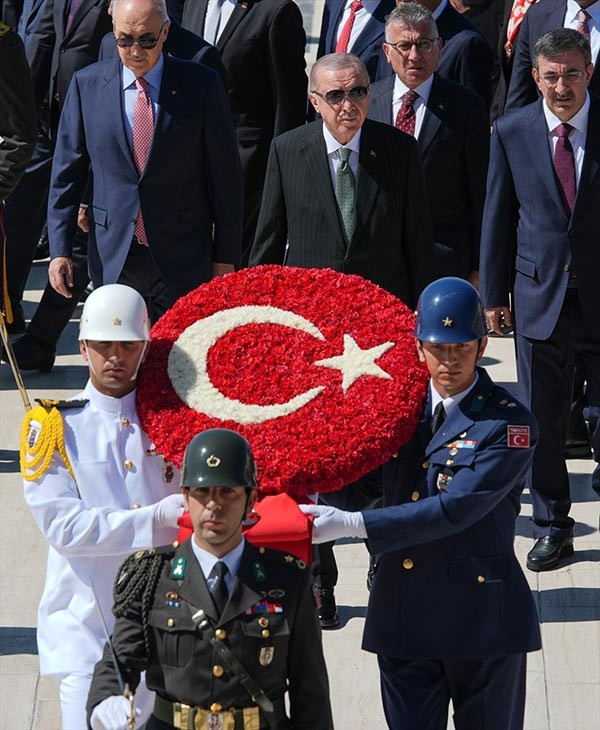 Büyük Zaferin 103. yılı... Devlet erkanı Anıtkabiri ziyaret etti