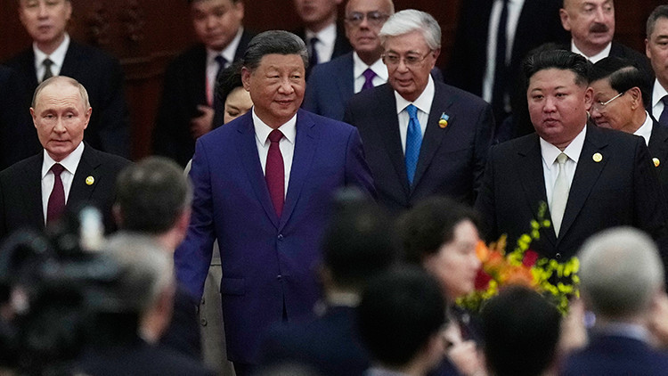 Çinde 10 bin askerle tarihi geçit töreni: Dünyanın gözü Tiananmende