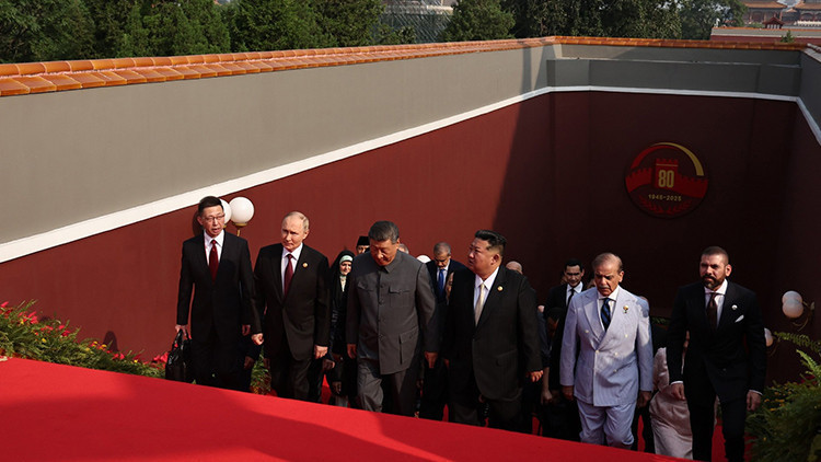 Çinde 10 bin askerle tarihi geçit töreni: Dünyanın gözü Tiananmende
