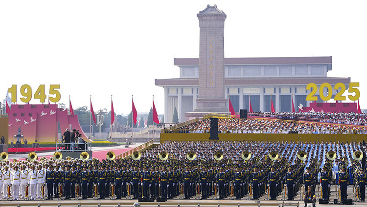 Çinde 10 bin askerle tarihi geçit töreni: Dünyanın gözü Tiananmende