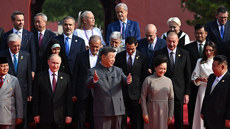Çinde 10 bin askerle tarihi geçit töreni: Dünyanın gözü Tiananmende