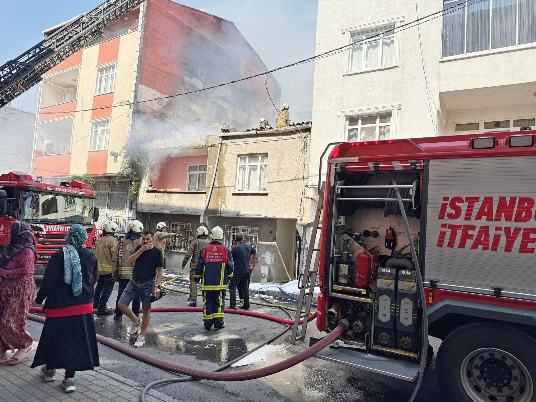 Avcılar’da yangın 3 binaya sıçradı