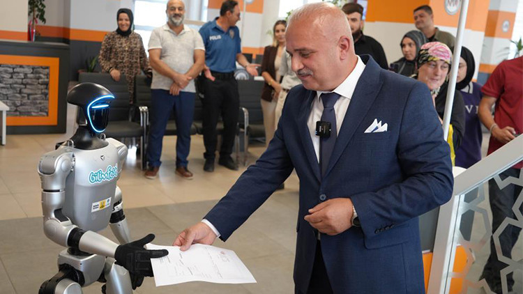 Türkiye'de bir ilk... İnsansı robot Festman nüfusa kaydettirildi