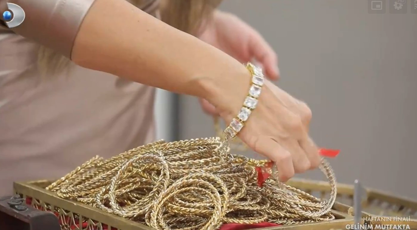 GELİNİM MUTFAKTA BİLEZİKLERİ KİM ALDI GELİNİM MUTFAKTA BİLEZİKLERİ KİM ALDI