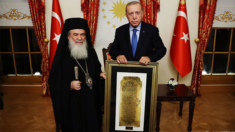 Kudüs Rum Ortodoks Patriği Giannopoulos'tan Cumhurbaşkanı Erdoğan'a anlamlı hediye