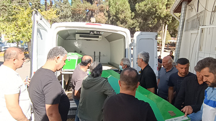 TIR'a çarpan otomobildeki iki kardeş hayatını kaybetti