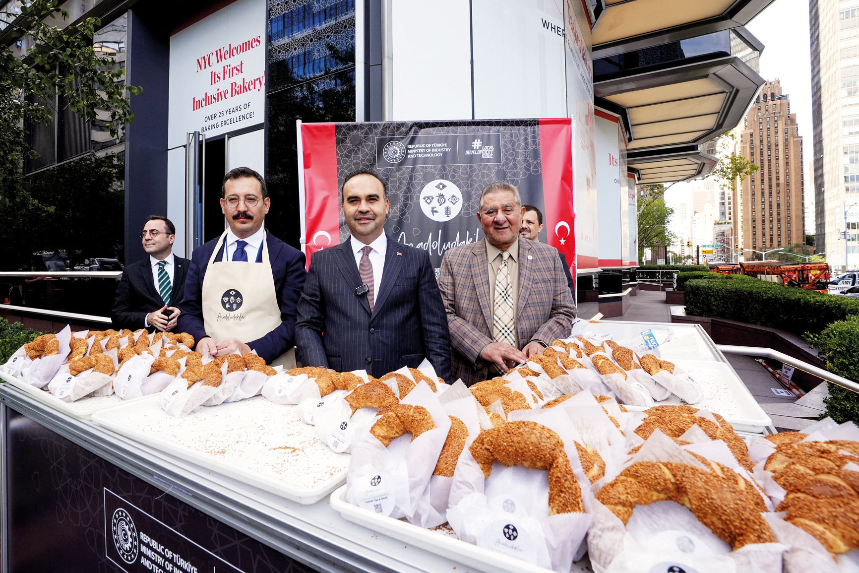 ‘Anadoludakiler’ tanıtımı... Türkevi önünde simit