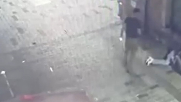 Taksim'de yaşandı: Yerde uyuyan adamı gözüne kestirdi, üstünden alıp kaçtı