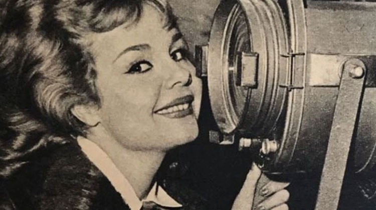 Yeşilçam'ın yıldızı saçlarını mahalle kuaföründe taratırdı... Öyle çok sevilirdi ki kapıdan içeri girince ayağa kalkıp 'Muhterem annemiz gelmiş' derlerdi… Geride hüzünlü hayatı ve hoş sedası kaldı!