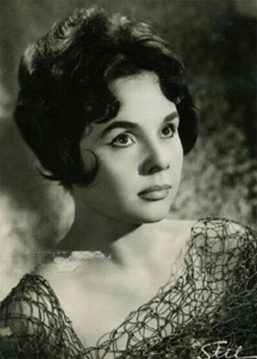 Yeşilçamın yıldızı saçlarını mahalle kuaföründe taratırdı... Öyle çok sevilirdi ki kapıdan içeri girince ayağa kalkıp Muhterem annemiz gelmiş derlerdi… Geride hüzünlü hayatı ve hoş sedası kaldı