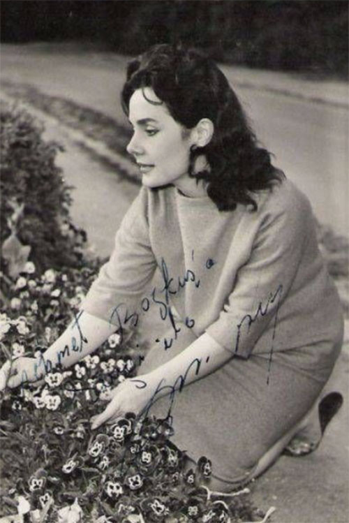 Yeşilçamın yıldızı saçlarını mahalle kuaföründe taratırdı... Öyle çok sevilirdi ki kapıdan içeri girince ayağa kalkıp Muhterem annemiz gelmiş derlerdi… Geride hüzünlü hayatı ve hoş sedası kaldı