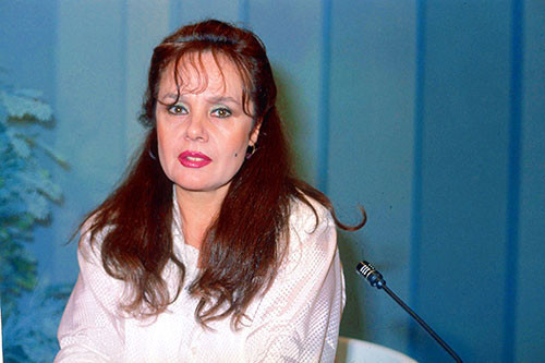 REVÜDE FİGÜRAN OLARAK KARİYERİNE BAŞLADI