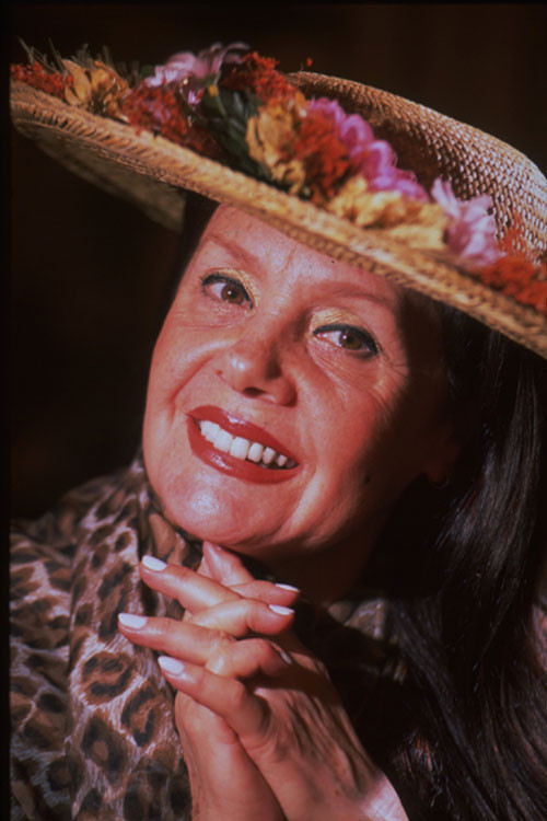 Yeşilçamın yıldızı saçlarını mahalle kuaföründe taratırdı... Öyle çok sevilirdi ki kapıdan içeri girince ayağa kalkıp Muhterem annemiz gelmiş derlerdi… Geride hüzünlü hayatı ve hoş sedası kaldı