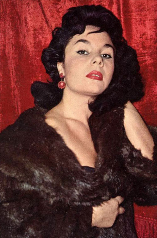 Yeşilçamın yıldızı saçlarını mahalle kuaföründe taratırdı... Öyle çok sevilirdi ki kapıdan içeri girince ayağa kalkıp Muhterem annemiz gelmiş derlerdi… Geride hüzünlü hayatı ve hoş sedası kaldı