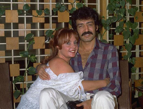 Yeşilçamın yıldızı saçlarını mahalle kuaföründe taratırdı... Öyle çok sevilirdi ki kapıdan içeri girince ayağa kalkıp Muhterem annemiz gelmiş derlerdi… Geride hüzünlü hayatı ve hoş sedası kaldı