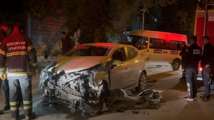 Erzincan'da minibüs ile otomobil çarpıştı