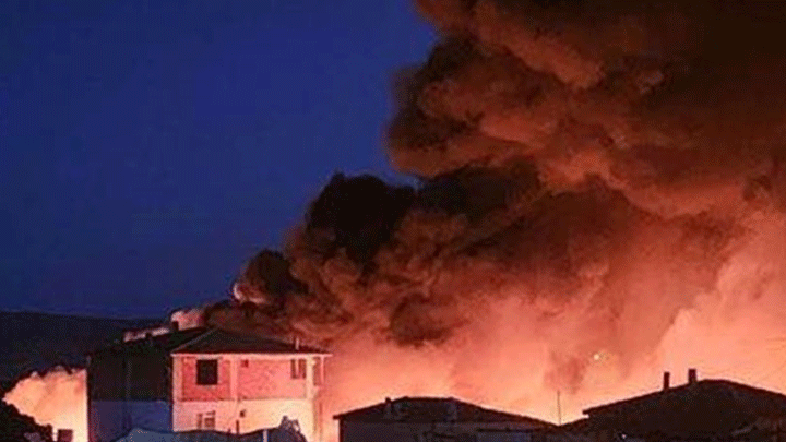 Hurdalıkta çıkan yangın, rüzgarın etkisiyle 2 eve sıçradı