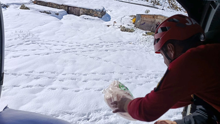 Her yer karla kaplanınca mahsur kaldılar: Helikopterle erzak yardımı yapıldı
