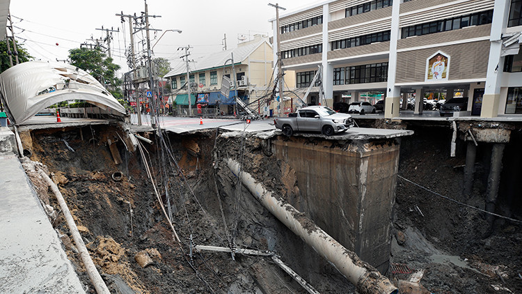 Tayland'da şehrin ortasında yol çöktü: Hastane ve polis merkezi tahliye edildi