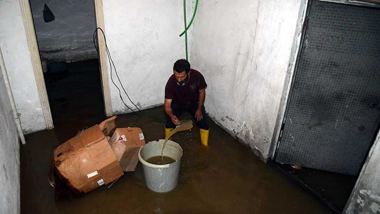 Çöp yığınları kanalları kapattı... Mahalleyi su bastı