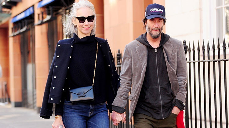 Yüzük parmakta görününce herkes gizlice evlendiler sanmıştı… Hayranlarına kendi açıkladı: Merak etmeyin, ben hala bekarım