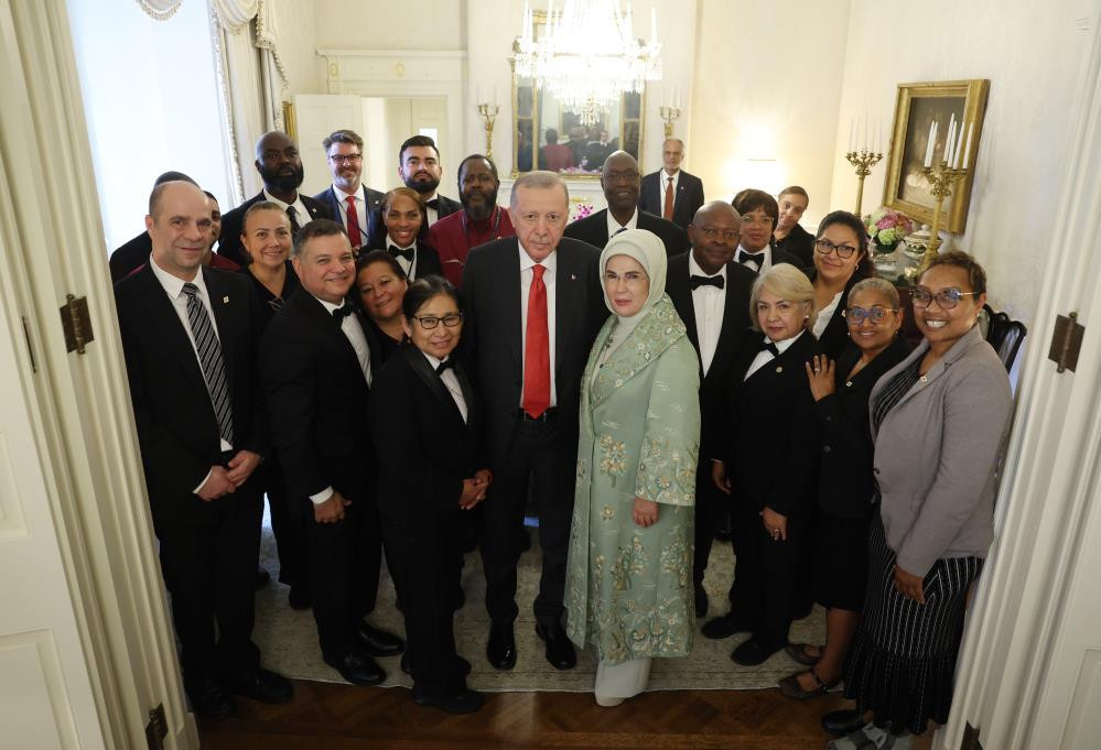 Cumhurbaşkanı Erdoğan, Blair House çalışanlarıyla hatıra fotoğrafı çektirdi
