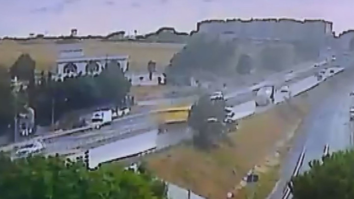 Büyükçekmece D-100 karayolunda hafriyat kamyonu devrildi! Yol trafiğe kapatıldı