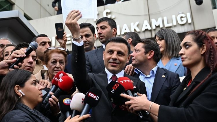 Yeniden il başkanı seçilen CHP'li Özgür Çelik mazbatasını aldı