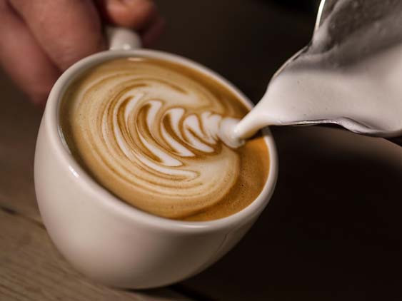 Günde iki fincan içmek kalp hastalığı riskini azaltıyor İşte kafeinin kalp sağlığı üzerinde etkileri